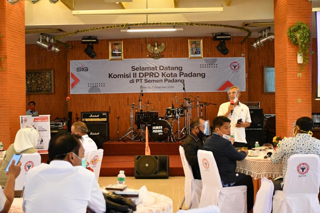 Direktur Operasi PT Semen Padang Asri Mukhtar menyampaikan sambutan pada acara silaturrahmi dengan Komisi II DPRD Padang, Senin, 7 Desember 2020